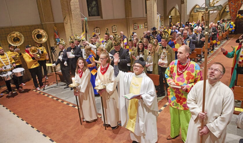 In de Sint Josephkerk in Hooglanderveen werd zaterdag een mis gehouden ter ere van het carnaval dat rooms-katholieken vieren voordat de vastentijd aanbreekt. (Jaco Klamer)