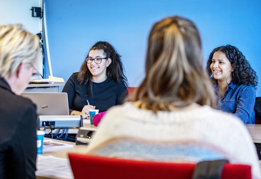 De leerlingenraad van het Oostvaarders College in Almere bespreekt prangende zaken met de rector. ‘We komen niet met heel onrealistische voorstellen.’ (Raymond Rutting)
