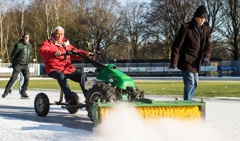 De Doornse ijsmeester Theo Schippers veegt het ijs schoon met zijn veegwagen. ‘Dit is toch prachtig!’ (Reinier Zoutendijk)