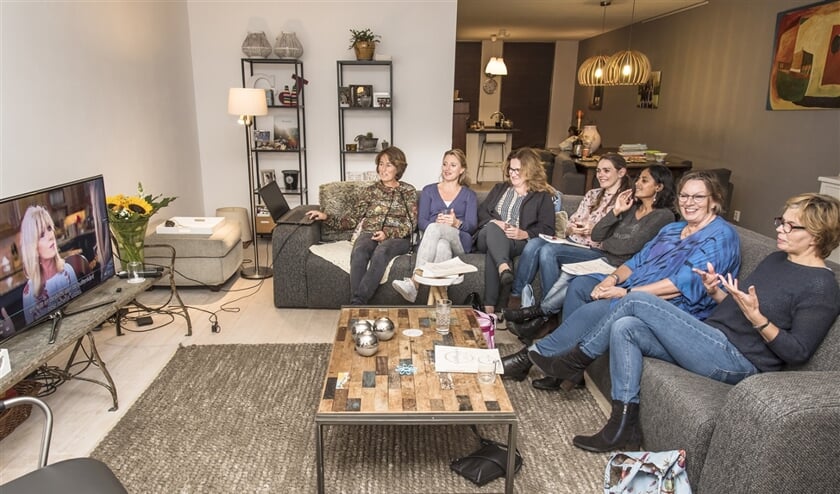 Een groep vrouwen in Hoofddorp is in de nieuwste zesweekse bijbelstudie van Moore gedoken: Ontdekkingsreis, jouw weg naar Gods hart. (Martin Waalboer)
