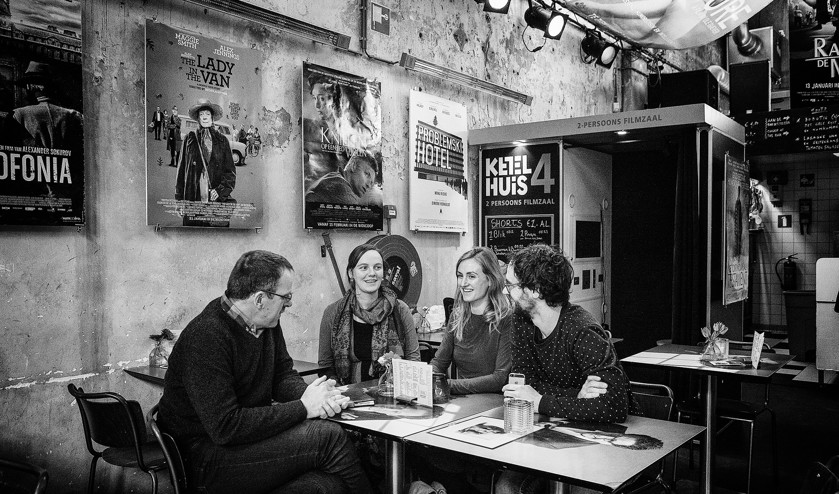 Huib de Vries, Machteld Meerkerk, Hanna Gillissen en Daniël Gillissen in gesprek nadat ze de film Knielen op een bed violen hebben gezien. (Janetta Verheij en september film)