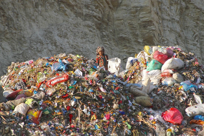 ING zegt plastic afval en vervuiling te willen aanpakken door steeds meer plastic te recyclen. (milieudefensie)