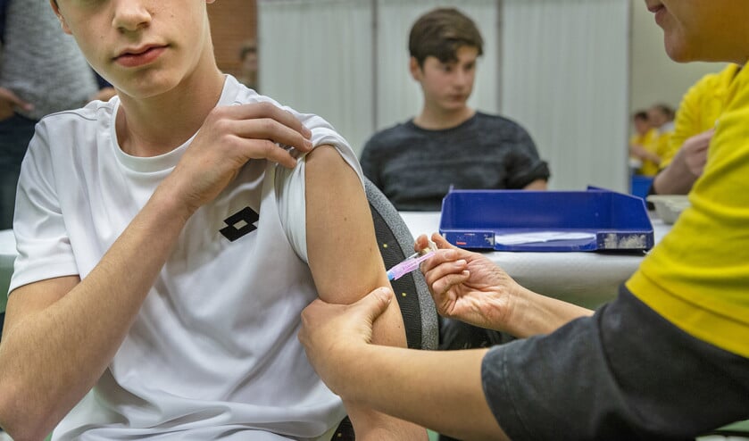 559 Brabantse tieners werden uitgenodigd om maandag een prik te komen halen in de sporthal in Eersel. Daarvan is 85 procent komen opdagen. De anderen kunnen deze week nog op tien andere plaatsen in de regio terecht. (Pauline Niks)