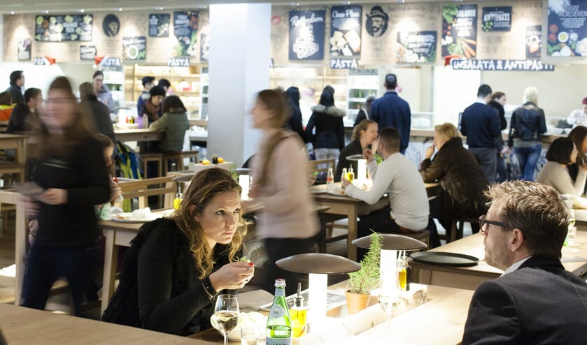 Bij Vapiano aan de Binnenrotte in Rotterdam. Verse ingrediënten, sfeer en een lage prijs lijken succesfactoren van de Italiaanse restaurantketen. (Dick Vos)