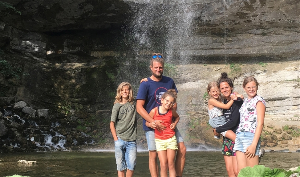 Bij de watervallen van Hérisson in de Jura. (Carel Schutte en familie Knol)