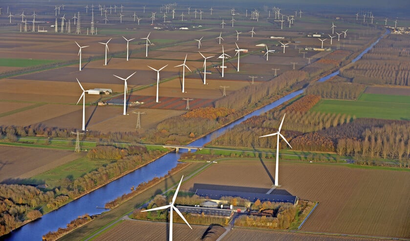 Luchtopname van windmolens in een landschap. Mensen zullen anders naar windmolens kijken wanneer ze er zelf aan kunnen verdienen. (Raymond Rutting en Fred Ernst)
