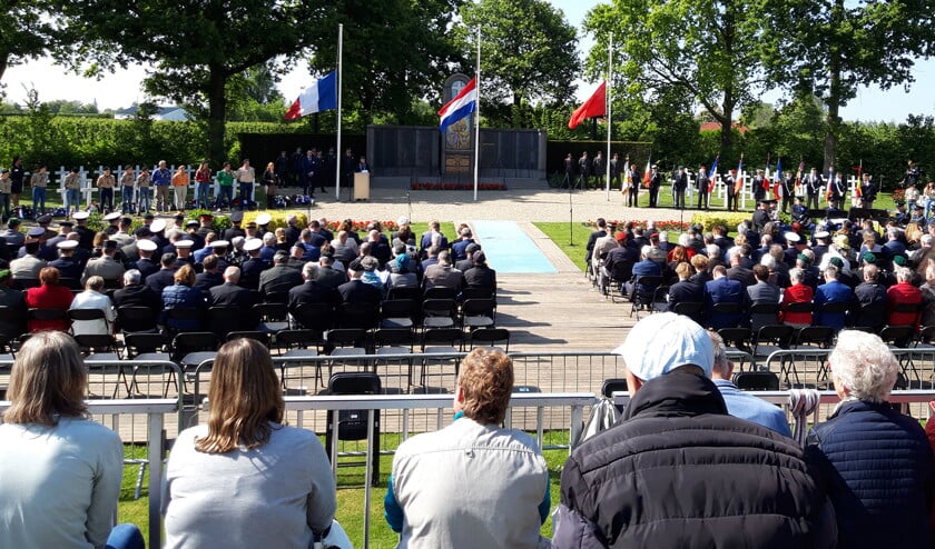 De Franse, de Nederlandse en de Marokkaanse vlag hangen halfstok bij de herdenking in Kapelle. (Jesse Westerbeke)