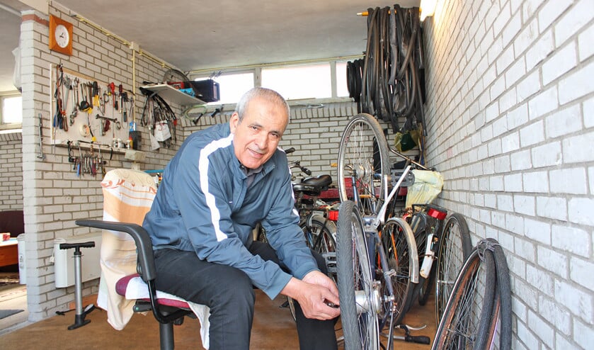 Buurtvader Abdullah Chami in zijn fietsenwerkplaats aan de Camera Obscuradreef in de Utrechtse wijk Overvecht. (nd)