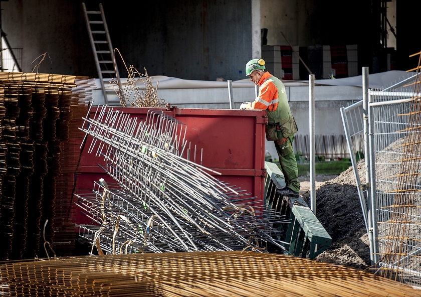 Een bouwplaats in Utrecht. Het is een van de steden die werkt aan versoepeling van de parkeernormen. Want de verplichte aanleg van veel parkeerplaatsen belemmert nu vaak de woningbouwproductie in binnensteden. (anp / Desiree Schippers)