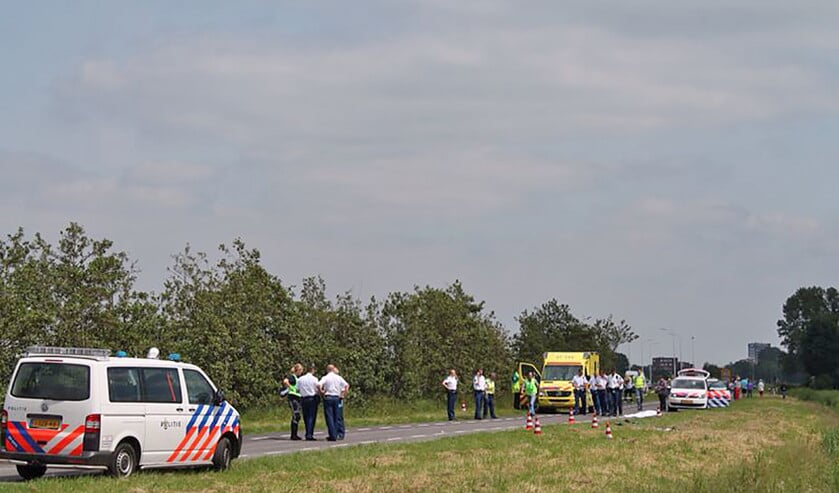 Hulpverlening op de plek in Hellevoetsluis waar op 30 mei 2014 op de fietsstrook twee jonge Polen werden doodgereden. (persbureau ginopress)