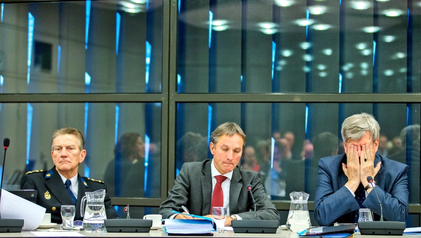 Minister Ivo Opstelten (r.) tijdens een debat vijf jaar geleden over de Nationale Politie. Links zit voormalig korpschef Gerard Bouman. (anp / Jerry Lampen)