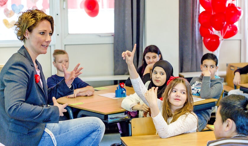 Basisscholen moeten bij ziekte van docenten nog dezelfde dag op zoek naar een invaller. Besturen komen in problemen als ze vervangers na drie invalbeurten een vast contract moeten aanbieden. (anp / Robin van Lonkhuijsen)