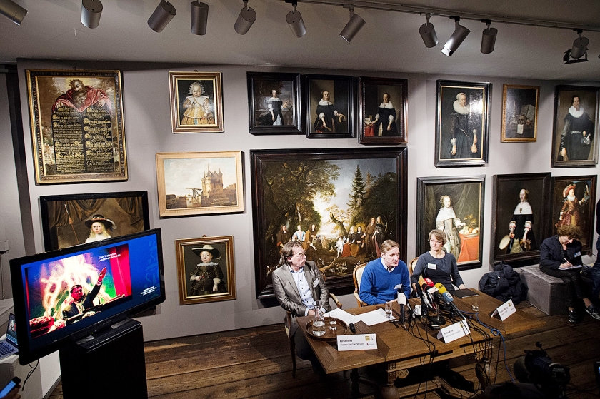 Arthur Brand, specialist in kunstcriminaliteit (midden) geeft uitleg over de in 2005 gestolen kunst uit het Westfries Museum. (anp / Olaf Kraak)
