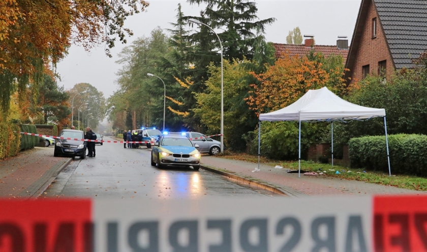 Onderzoek vlak over de Duitse grens waar een advocaat uit Enschede vanuit een rijdende auto beschoten werd. (anp / Dennis Bakker)