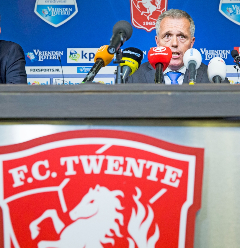 Directeur Onno Jacobs van FC Twente tijdens een persconferentie in De Grolsch Veste. De KNVB bestraft de club wegens wanbeleid en frauduleus handelen met terugzetting naar de Jupiler League. (anp / Vincent Jannink)
