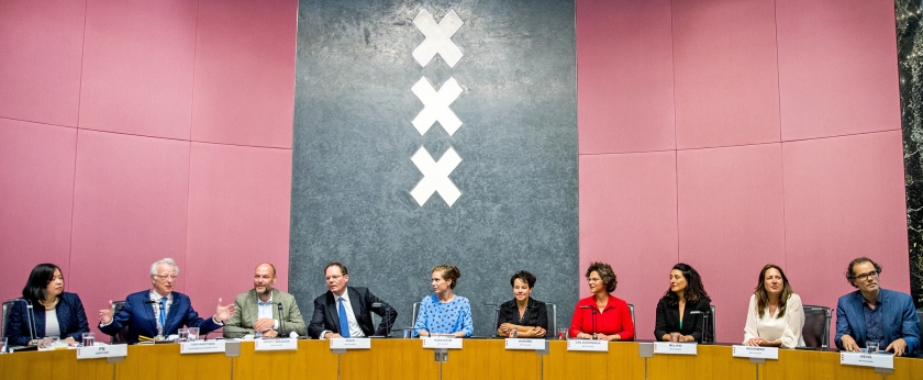 Installatie van de nieuwe wethouders in Amsterdam. Van links naar rechts: raadsgriffier Marijke Pe, plaatsvervangend burgemeester Jozias van Aartsen, Rutger Groot Wassink (GroenLinks, werk en inkomen), Udo Kock (D66, financiën), Simone Kukenheim (D66, zorg, sport), Sharon Dijksma (PvdA, verkeer en vervoer), Marieke van Doorninck (GL, ruimtelijke ordening, energie), Touria Meliani, (GL, kunst en cultuur, ICT), Marjolein Moorman (PvdA, .. (anp / Jerry Lampen)