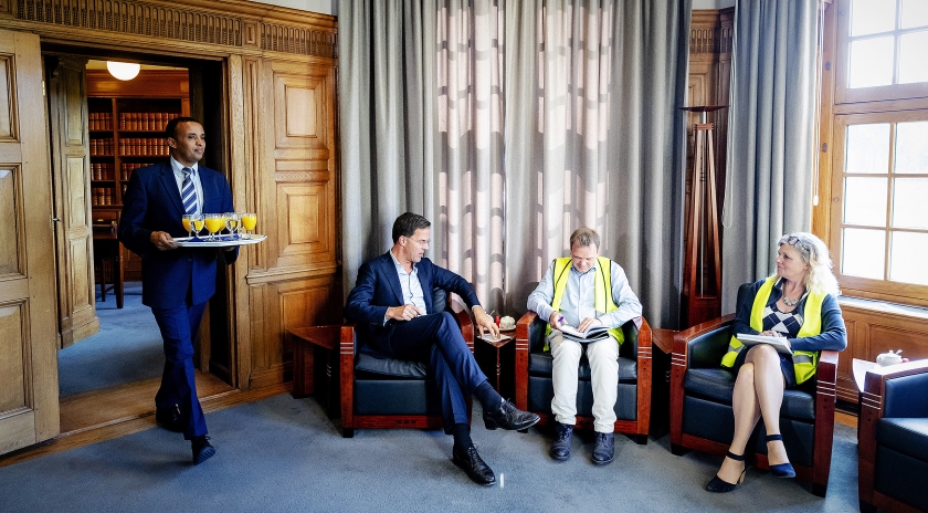 De delegatie van de Gele Hesjes in de werkkamer van de premier. ‘Ik heb hem gezegd dat hij maar beter kan aftreden.’ (anp / Robin van Lonkhuijsen)