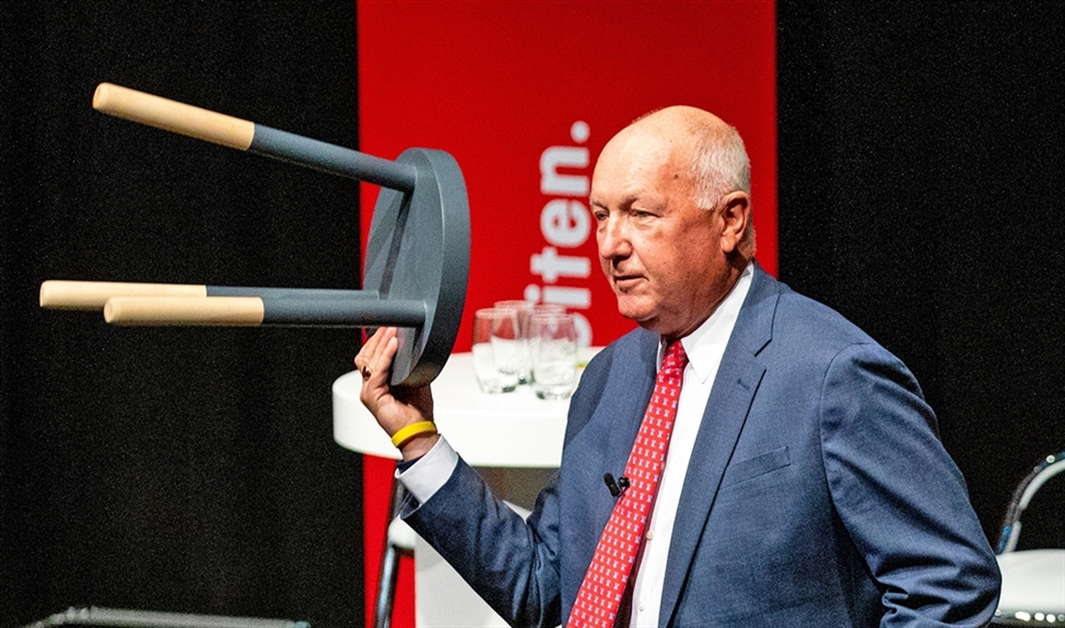 Pete Hoekstra, ambassadeur voor de Verenigde Staten in Nederland, gebruikte tijdens het Grote Defensiedebat twee houten krukjes om zijn oproep aan Nederland om meer geld in defensie te steken, te illustreren. (anp / Sem van der Wal)