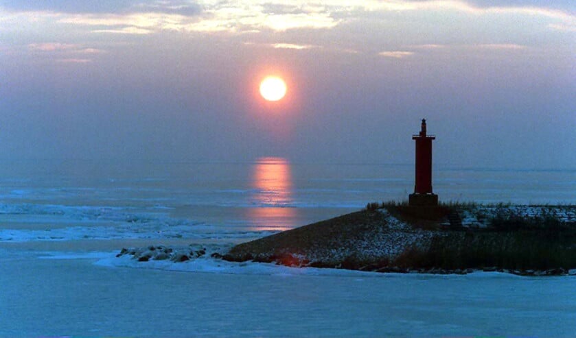 Archieffoto van een winterse zonsopgang ter hoogte van Breezanddijk aan de Afsluitdijk. Het is in de nacht een van de donkerste plekken van Nederland. (anp / Cor Mulder)