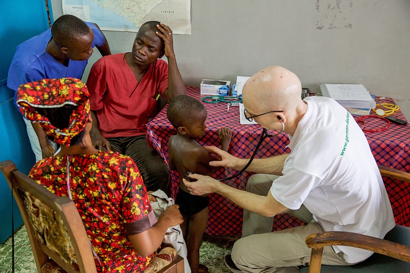 Een tropenarts aan het werk in Sierra Leone. De opleiding tot tropenarts wordt bedreigd door bezuinigingen. (ap / Miro May)
