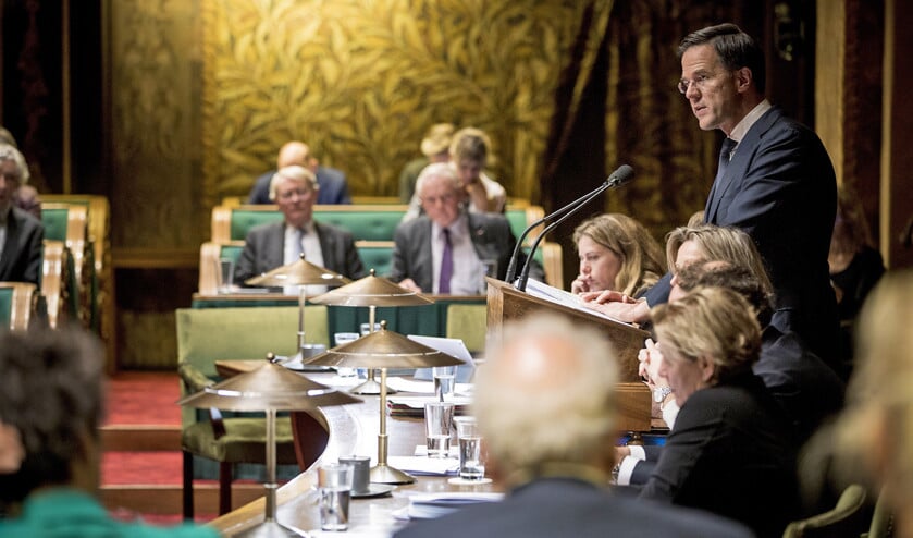 Premier Mark Rutte voert het woord tijdens de Algemene Beschouwingen in de Eerste Kamer. Met de verkiezingen voor de Provinciale Staten voor de deur houdt hij zijn kaarten tegen de borst. (Freek van den Bergh)