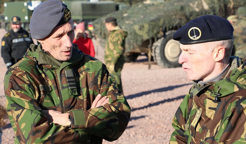 Luitenant-generaal Michiel van der Laan (rechts) in oktober 2018 tijdens de grote NAVO-oefening Trident Juncture in Noorwegen. (Riekelt Pasterkamp)