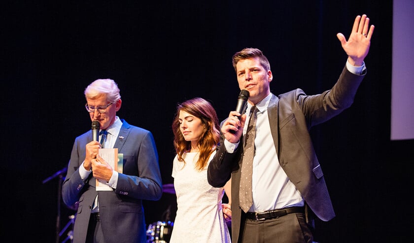 Presentator Jan van den Bosch (links) en voorganger Bobby Schuller (rechts) en zijn vrouw Hannah. (hour of power / John Roeland)