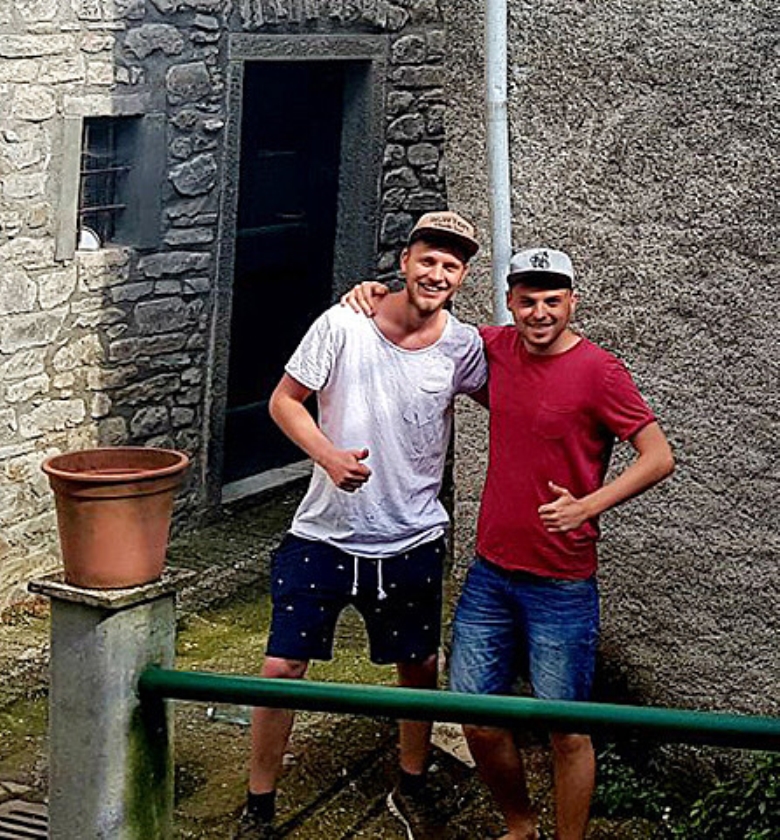 Arnoud en Matthijs voor hun huis. (nd)