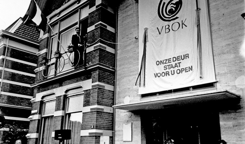 Door een doek af te rollen, opende minister Elco Brinkman van Welzijn, Volksgezondheid en Cultuur in 1987 het nieuwe pand van de VBOK. (nd)