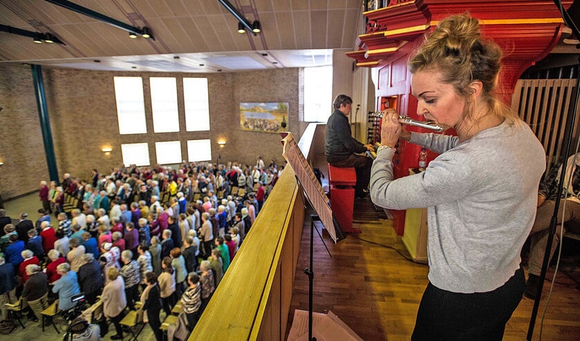 Enkele honderden geoefende Bijbellezers zingen in Hattem Luthers bekende lied ‘Een Vaste Burcht is onze God’. (Carel Schutte)