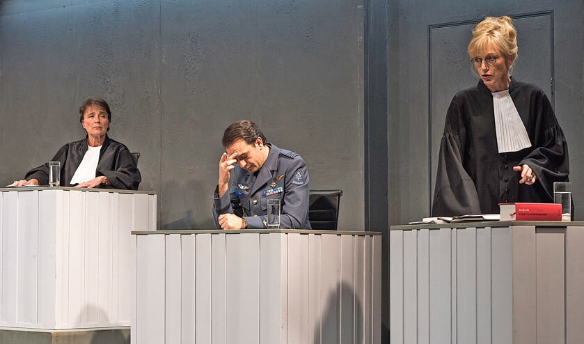 Scène uit het toneelstuk Terror, een moreel dilemma waarbij het publiek mag uitspreken of het de aangeklaagde F-16 piloot, Lars Koch, schuldig of onschuldig acht aan moord. (Dim Balsem)