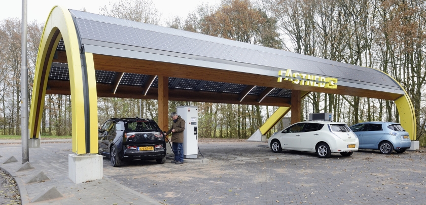 Elektrische auto’s worden opgeladen bij een snellaadstation langs de snelweg A1. PvdA en D66 willen dat in het hele land niemand verder hoeft te rijden dan 25 kilometer om een laadplek te bereiken. (anp / Lex van Lieshout)