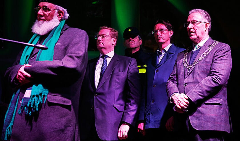 Minister Ard van der Steur (Veiligheid en Justitie), Joost Eerdmans (Leefbaar Rotterdam) en burgemeester Ahmed Aboutaleb na de aanslagen in Parijs. (anp / Jerry Lampen)