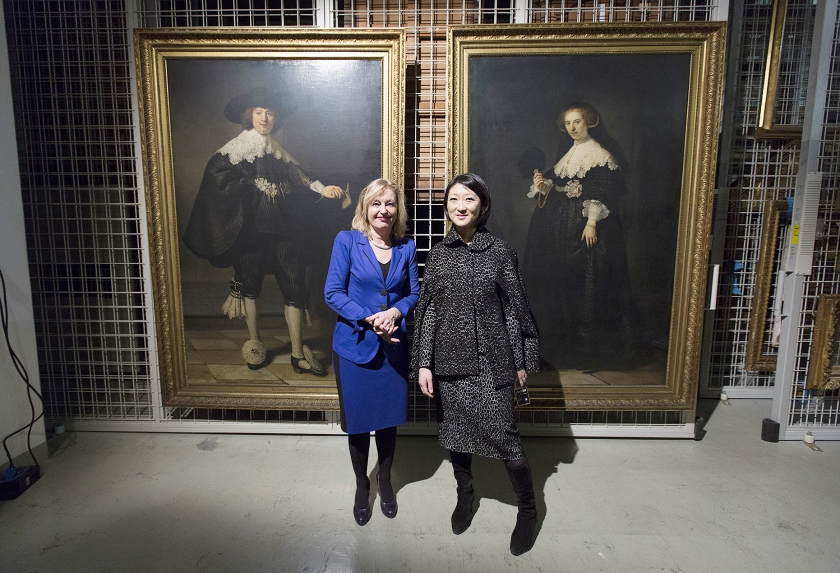 Cultuurministers Jet Bussemaker (Nederland) en Fleur Pellerin (Frankrijk) bij de net verworven huwelijksportretten. (anp / Bart Maat)