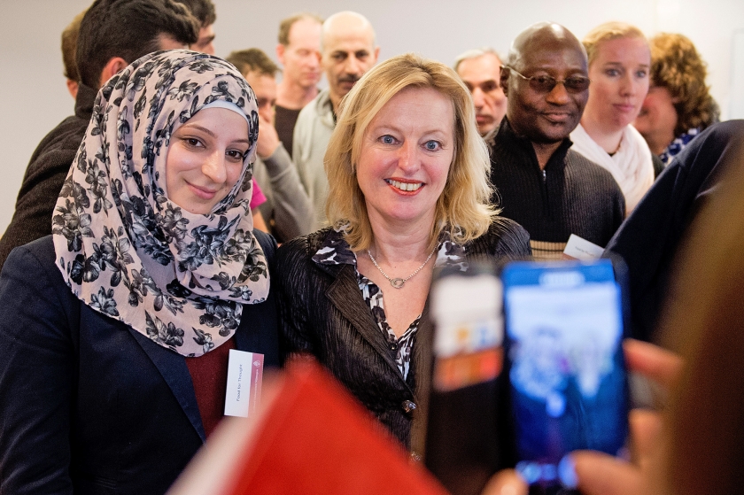 Na afloop van een gastcollege van minister Jet Bussemaker (Onderwijs) in asielzoekerscentrum Heumensoord wilden veel vluchtelingen uit het azc met haar op de foto. Het gastcollege van de minister maakte deel uit van de collegereeks die de Radboud Universiteit onlangs is gestart voor academisch geschoolde vluchtelingen die in het tentenkamp verblijven. < (anp / Olaf Kraak)