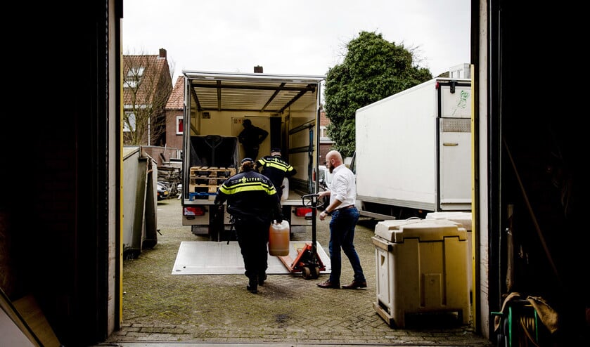 Een van de grote operaties tegen drugscriminelen in Brabant van de afgelopen jaren. Grondstoffen voor MDMA worden afgevoerd. Vooral in Zuid-Nederland kampt de politie met ernstige drugscriminaliteit. (anp / Robin Lonkhuijsen, Jos Smeets, De affaire-oss en stadsarchief oss)