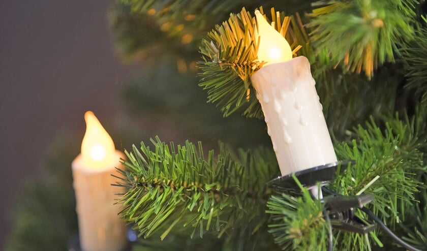 Moslimzanger Haider Ali Chao en zijn christelijke collega Michelle Sebastian claimen het ‘eerste islamitisch-christelijk kerstlied’ van Pakistan te zingen. (anp / Lex van Lieshout)