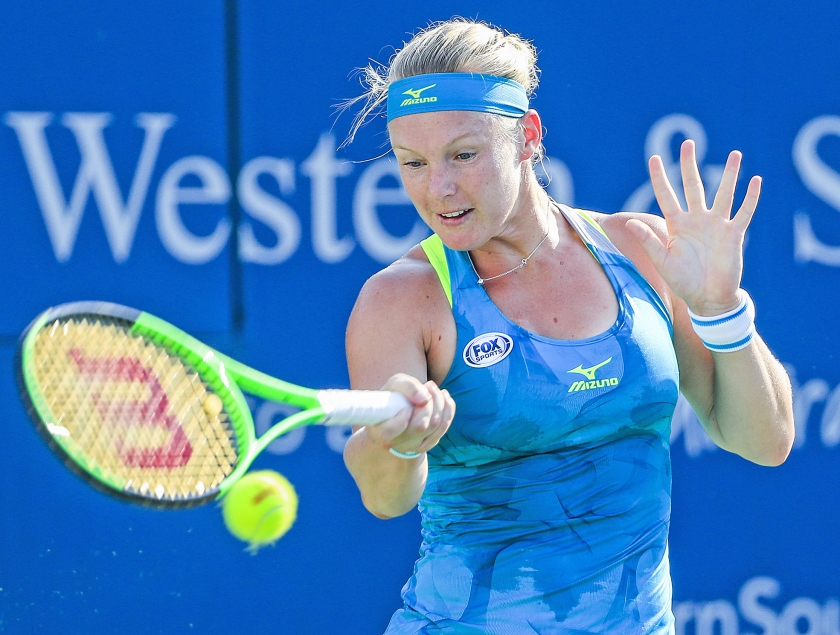 Kiki Bertens, de best genoteerde Nederlandse tennisster op de wereldranglijst, in het Amerikaanse Mason in actie tegen de Britse Johanna Konta. (epa / Tannen Maury)