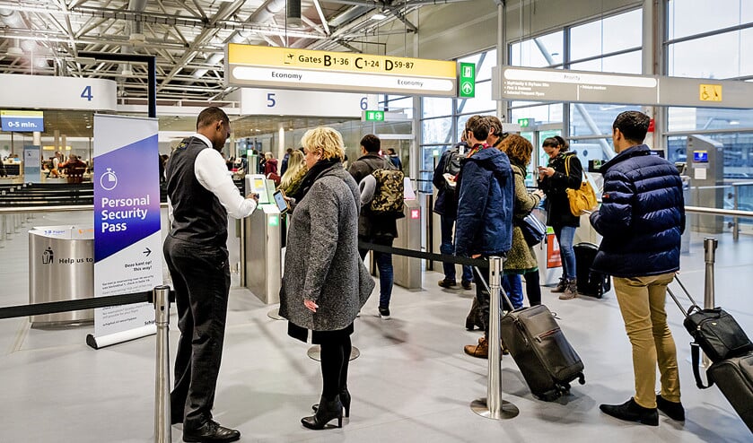 Schiphol houdt de komende twee weken een proef waarbij reizigers op afspraak door de beveiliging kunnen. Met de zogenoemde Personal Security Pass hoeft een deelnemer niet in een lange rij te staan (anp / Robin van Lonkhuijsen)