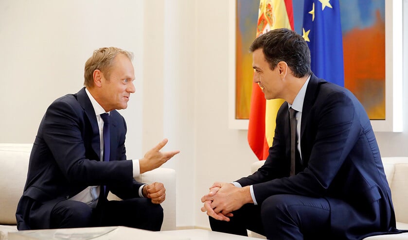 EU-president Donald Tusk (links) was dinsdag in Madrid voor overleg met de nieuwe Spaanse premier Pedro Sanchez. (epa / Juan Carlos Hidalgo)