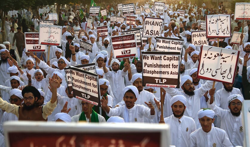 Protest tegen Asia Bibi in de straten van Karachi, nadat de rechter in Pakistan het doodvonnis tegen haar had vernietigd. (epa / Shahzaib Akber, Jeroen Jumelet, anp / Koen van Weel, wikimedia, youtube)