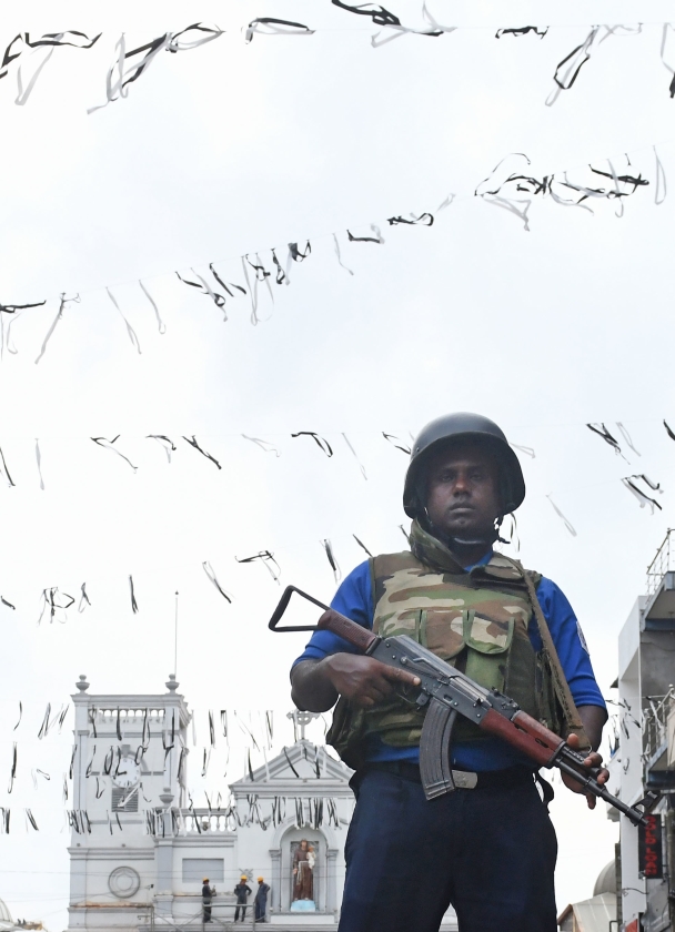 Een Sri Lankaanse militair houdt de wacht bij de St. Anthony’s Shrine, een rooms-katholieke kerk nabij de hoofdstad van Sri Lanka, Colombo. (afp / Lakruwan Wanniarachchi)