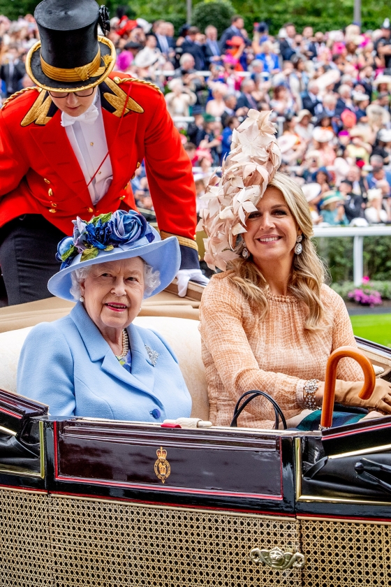 Koning Willem-Alexander en koningin Maxima woonden op de tweede dag van het bezoek aan Windsor de paardenraces tijdens Royal Ascot bij. Samen met koningin Elizabeth II kwamen ze per koets aan bij de renbaan. < (anp royal images / Patrick van Katwijk)