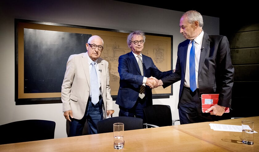 Vanaf links: Salo Muller, Roger van Boxtel van de spoorwegen en voorzitter Job Cohen van de commissie die zich boog over de schadevergoeding. (anp / Koen van Weel)