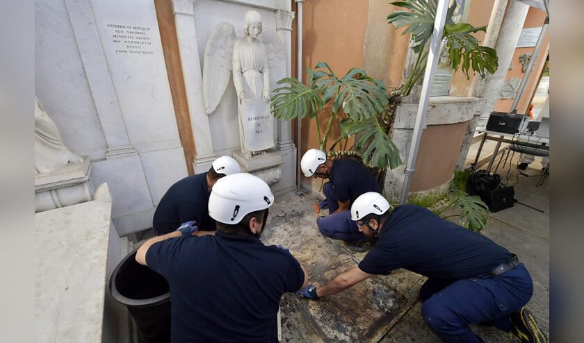 De zoektocht naar de overblijfselen van een in 1983 verdwenen tiener op het Duits-Vlaamse kerkhof binnen de muren van het Vaticaan, heeft niets opgeleverd. Het Vaticaan opende de graven donderdag op verzoek van de familieleden van de toen 15-jarige Emanuela Orlandi, die er een brief over hadden gekregen (epa / vatican media)