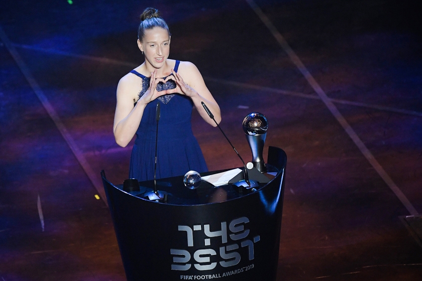 Sari van Veenendaal (29) is uitgeroepen tot beste vrouwelijke keeper van de wereld. Ze nam de prijs maandagavond in ontvangst tijdens de The Best FIFA Football Awards in Milaan (afp / Marco Bertorello)