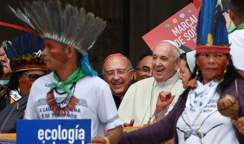 Vertegenwoordigers van etnische groepen uit het Amazonegebied lopen samen met paus Franciscus in een processie bij de opening van de bijzondere bisschoppensynode over de Amazone. (afp / Andreas Solaro)