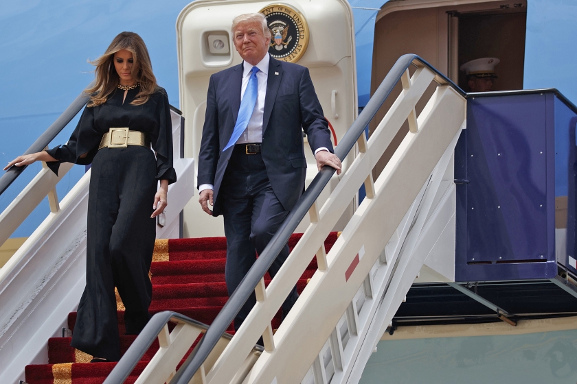 President Donald Trump en zijn vrouw Melania bij aankomst in Saudi-Arabië. Zij daalde de vliegtuigtrap af in een zwart kostuum dat veel lijkt op de traditionele allesbedekkende abaya die Saudische vrouwen verplicht dragen. (ap / Evan Vucci)