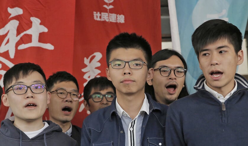 Tegen Joshua Wong (midden) en nog vijftien andere activisten voor meer democratie diende vorige week een nieuwe rechtszaak. (ap / Kin Cheung)