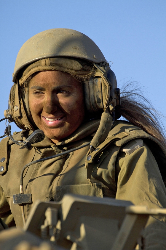Een vrouwelijke Israëlische soldaat op een pantserwagen. In Israël is dienstplicht voor vrouwen allang ingeburgerd, ook in gevechtseenheden. (ap / Ariel Schalit)